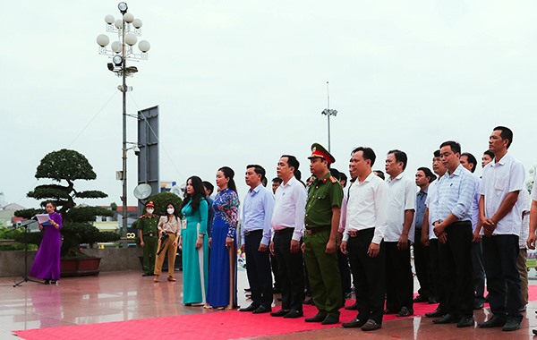 Các đại biểu dâng hương tưởng niệm trước Tượng đài Bác Hồ. Ảnh: MK