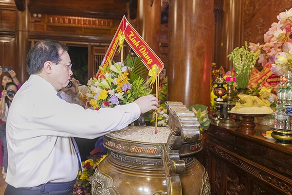 Ông Tạ Quang Đông - Thứ trưởng Bộ Văn hóa - Thể thao và Du lịch dâng hương trước anh linh Chủ tịch Hồ Chí Minh. Ảnh: Mk