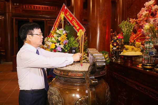 Phó Chủ tịch UBND tỉnh Bùi Đình Long dâng hương lên anh linh Chủ tịch Hồ Chí Minh. Ảnh: Mk