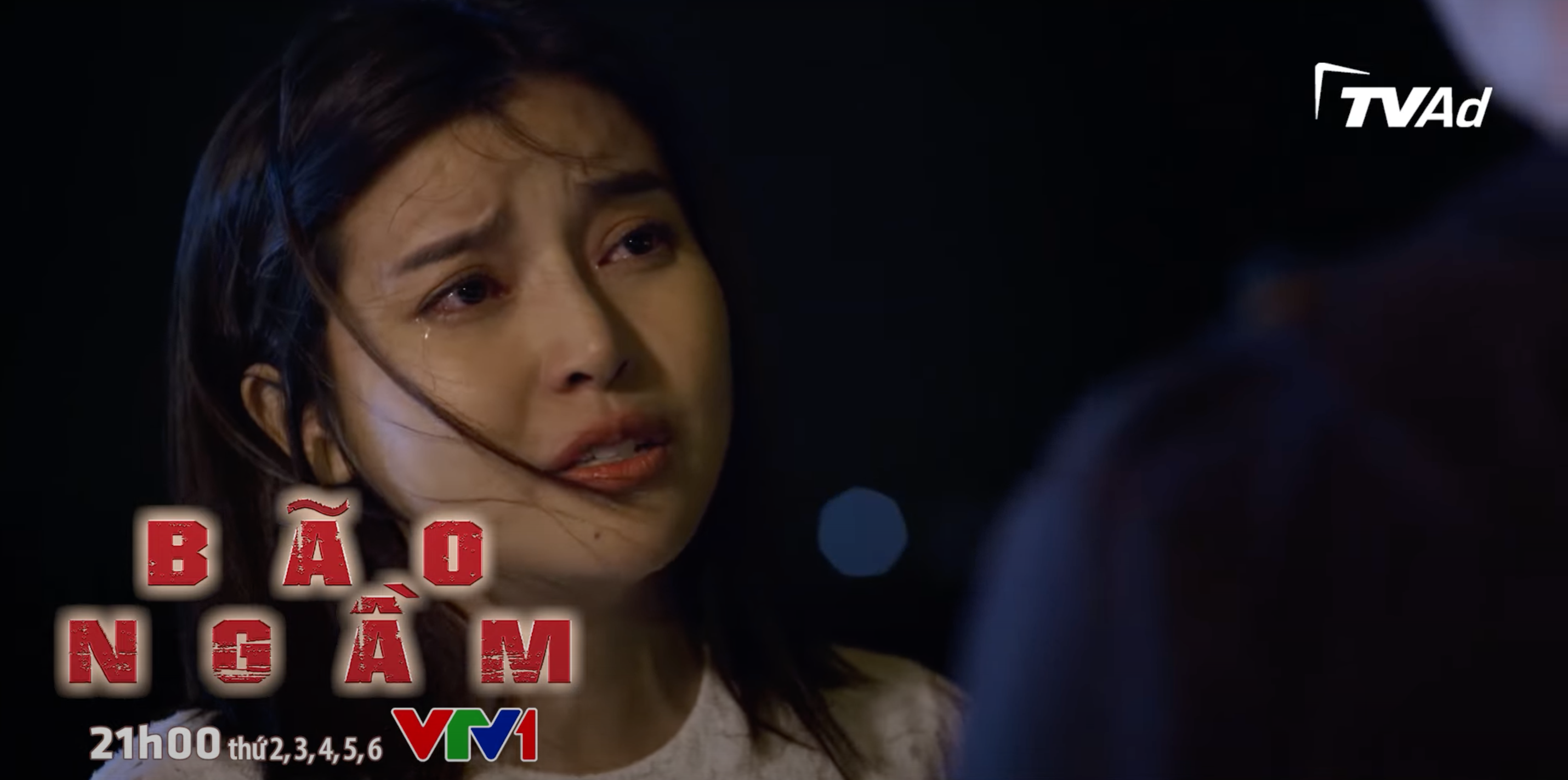 Trong “Bão ngầm” tập 59, Hạ Lam khóc với Hải Triều, thổ lộ rằng cô rất cô đơn. Ảnh: CMH