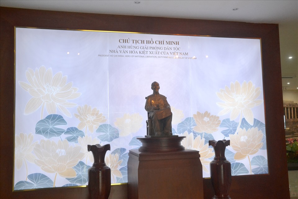 Hình ảnh đầu tiên về Chủ tịch Hồ Chí Minh khi bước chân vào Nhà trưng bày. Ảnh: LT