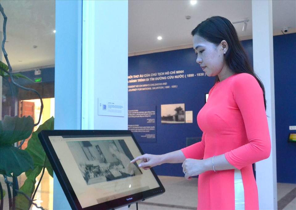 Bên cạnh hiện vật, tại Nhà trưng bày còn có hệ thống công nghệ kết nối với các nguồn tư liệu về Bác từ các hệ thống Bảo tàng, cơ quan chức năng trong nước sẵn giúp mọi người tra cứu, tìm hiểu thêm về cuộc đời và sự nghiệp cách mạng của người. Ảnh: LT