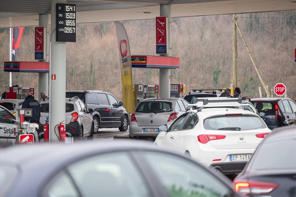 Tài xế chủ yếu từ Italia xếp hàng để vào trạm xăng tại Dobrovo, một ngôi làng nhỏ ở Slovenia gần biên giới Slovenia - Italia ngày 16.3.2022 để mua xăng giá thấp hơn. Ảnh: AFP