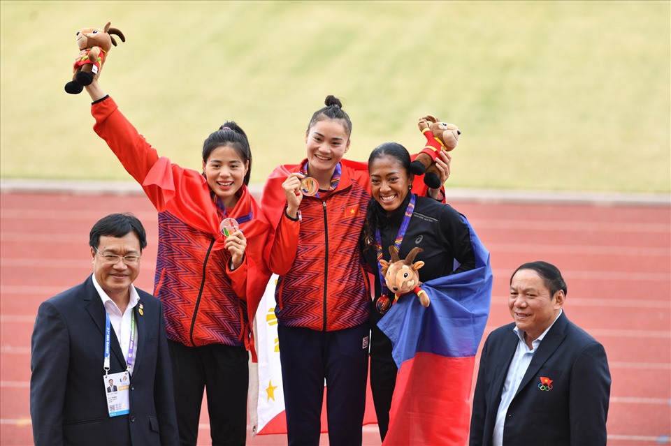 Nguyễn Thị Huyền và Quách Thị Lan còn thi đấu nội dung 4x400m tiếp sức nữ. Ảnh: Hải Nguyễn