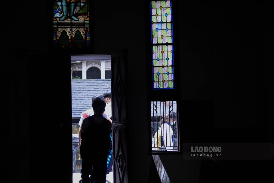 Diện mạo mới đã thu hút nhiều bạn trẻ đến thăm quan, chụp ảnh check – in tại nhà thờ Lớn.