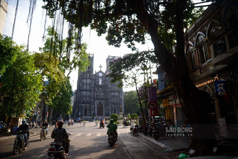 Nhà Thờ Lớn với kiến trúc cổ kính, uy nghiêm vốn là điểm check-in nổi tiếng tại Hà Nội. Được xây dựng từ năm 1887, nơi đây là một trong những công trình kiến trúc Thiên Chúa giáo được xây dựng sớm nhất Hà Nội.