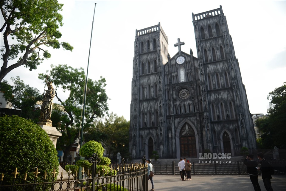 Nhà thờ có chiều dài 64,5m, chiều rộng 20,5m, hai tháp chuông cao 31,5m. Nhà thờ Lớn với đặc trưng phong cách kiến trúc Gothic trung cổ châu  u đã trở thành một trong những địa điểm mà du khách nhất định phải ghé qua mỗi khi đến Hà Nội.