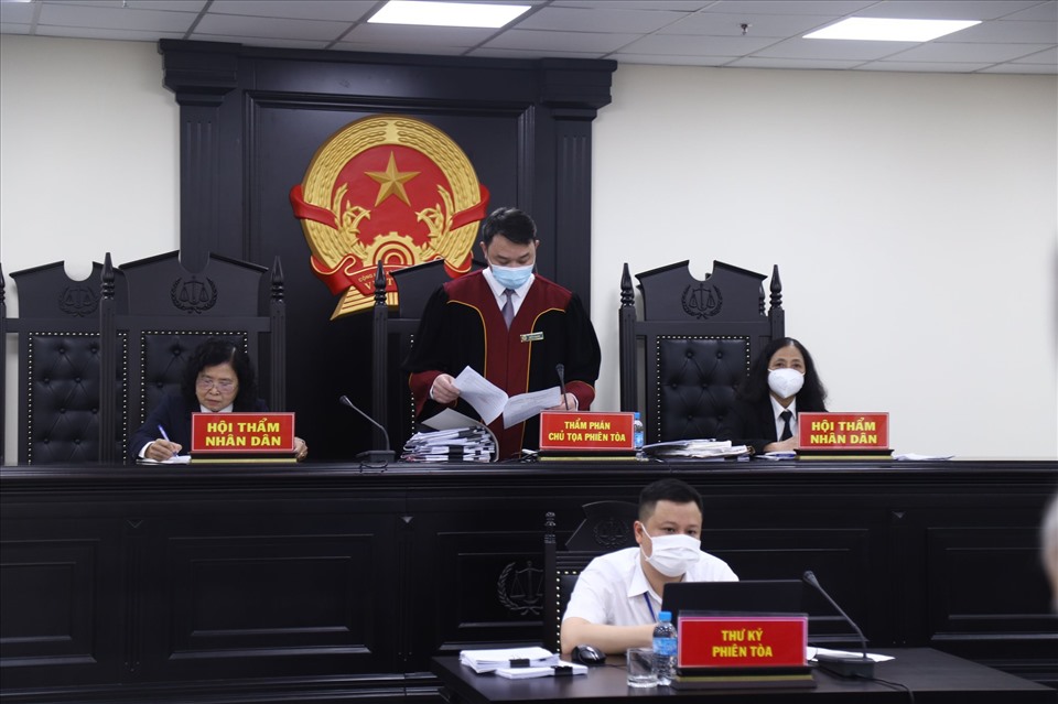 Chủ toạ Trần Nam Hà công bố quyết định đưa ra xét xử với 17 bị cáo. Ảnh: V.D