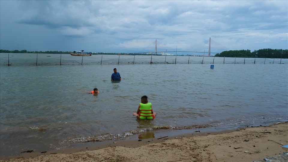 Dãi cát trải dài khoảng 400m nằm ở ngã ba sông Hậu và sông Cần Thơ, cũng là bãi tắm nước ngọt nhân tạo quy mô lớn nhất tại vùng Đồng bằng Sông Cửu Long.