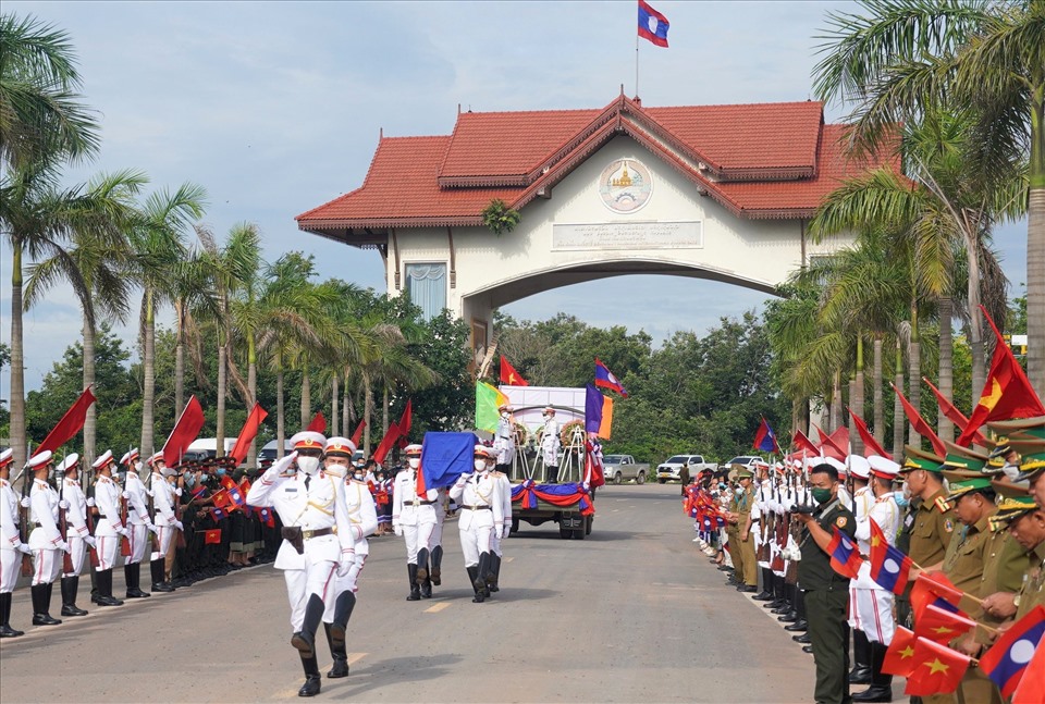 Lễ bàn giao và đón nhận hài cốt liệt sĩ là quân tình nguyện và chuyên gia Việt Nam hi sinh tại Lào được tổ chức trang trọng. Ảnh: Hưng Thơ.
