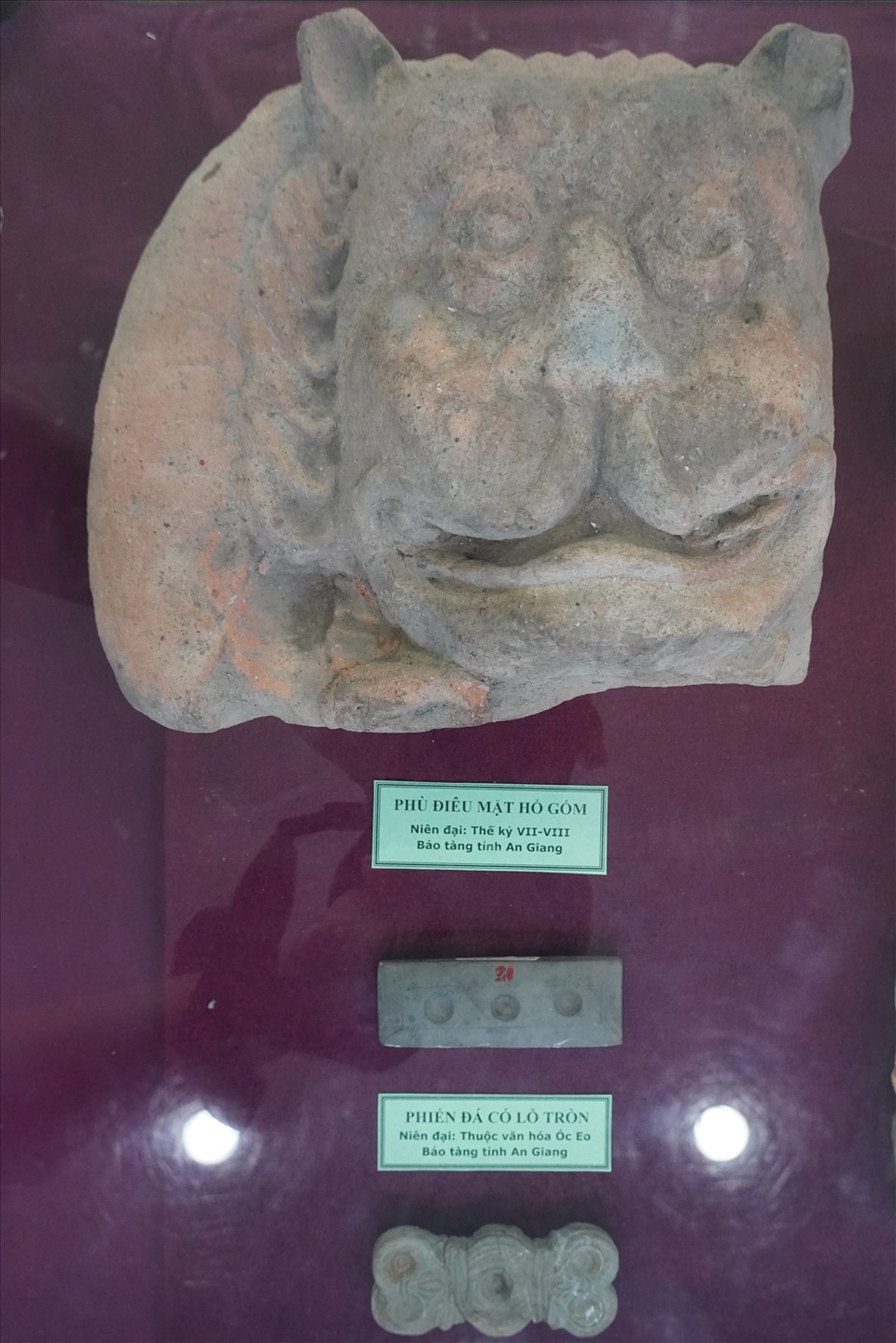 Cổ vật trưng bày văn hóa Óc Eo được phát hiện tại An Giang. Ảnh: T.A