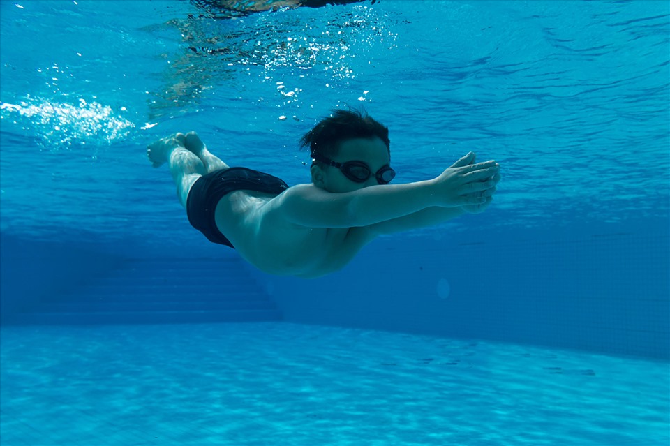 Trẻ sẽ có sự phát triển tốt hơn về chiều cao khi được học bơi từ sớm. Ảnh: Xinhua