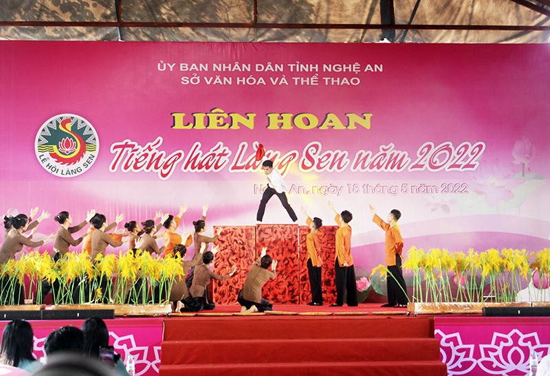 Tiết mục ca ngợi nhà cách mạng Phan Đăng Lưu đến từ đoàn nghệ thuật quần chúng huyện Yên Thành. Ảnh: TH