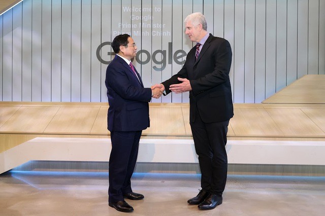 Phó Chủ tịch cao cấp phụ trách Thiết bị và Dịch vụ của Google - Rick Osterloh - chào đón Thủ tướng đến thăm trụ sở Google. Ảnh: VGP