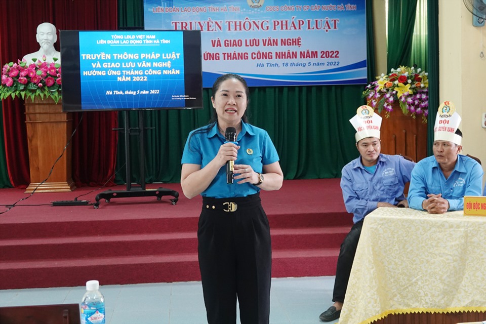 Bà Lê Thị Hải Yến - Phó Chủ tịch LĐLĐ Hà Tĩnh phát biểu tại buổi truyền thông pháp luật. Ảnh: TT.
