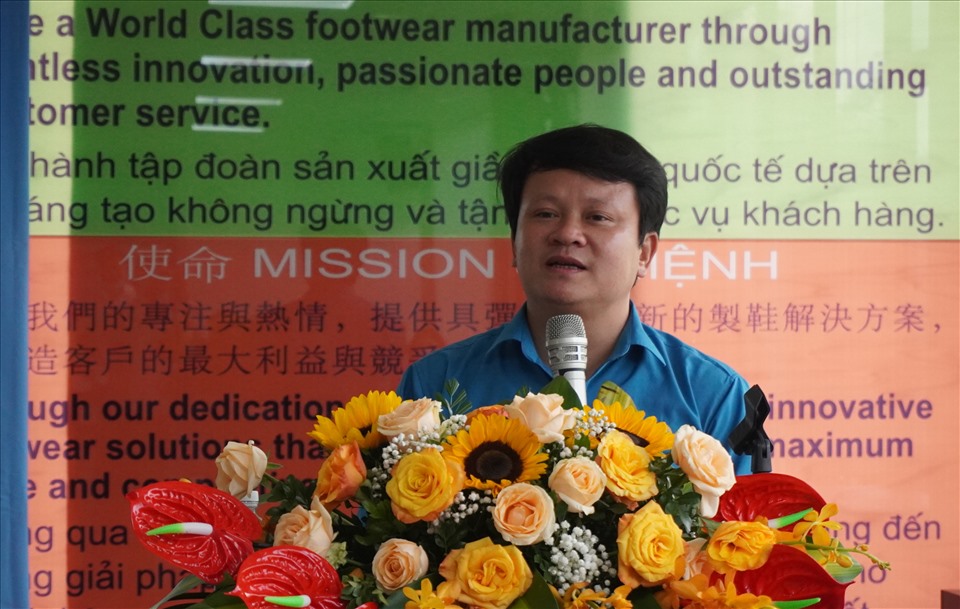 Ông Ngô Thế Anh - Chủ tịch Công đoàn Khu Kinh tế Nghi Sơn và các Khu công nghiệp tỉnh Thanh Hóa báo cáo tại hội nghị.