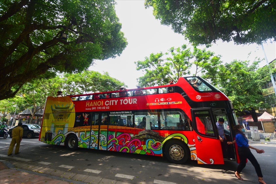 Ngày 18/5, Hơn 30 VĐV Thái Lan tham dự SEA Games 31 đã được trải nghiệm dịch vụ xe buýt 2 tầng du lịch “Hanoi City tour”, do Sở Du lịch phối hợp với Tổng Công ty vận tải Hà Nội tổ chức.