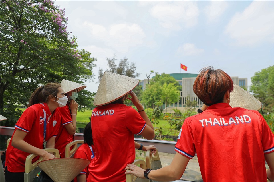 Đoàn xe đi qua Lăng Chủ tịch Hồ Chí Minh và nhiều tuyến phố nổi tiếng của Hà Nội.