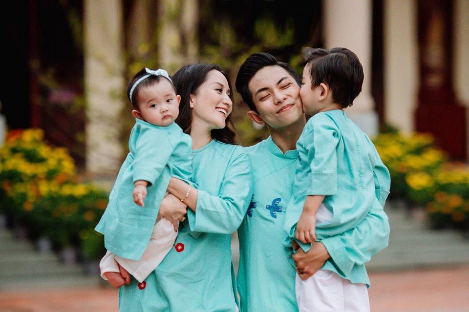 Gia đình Khánh Thi - Phan Hiển. Ảnh: NVCC