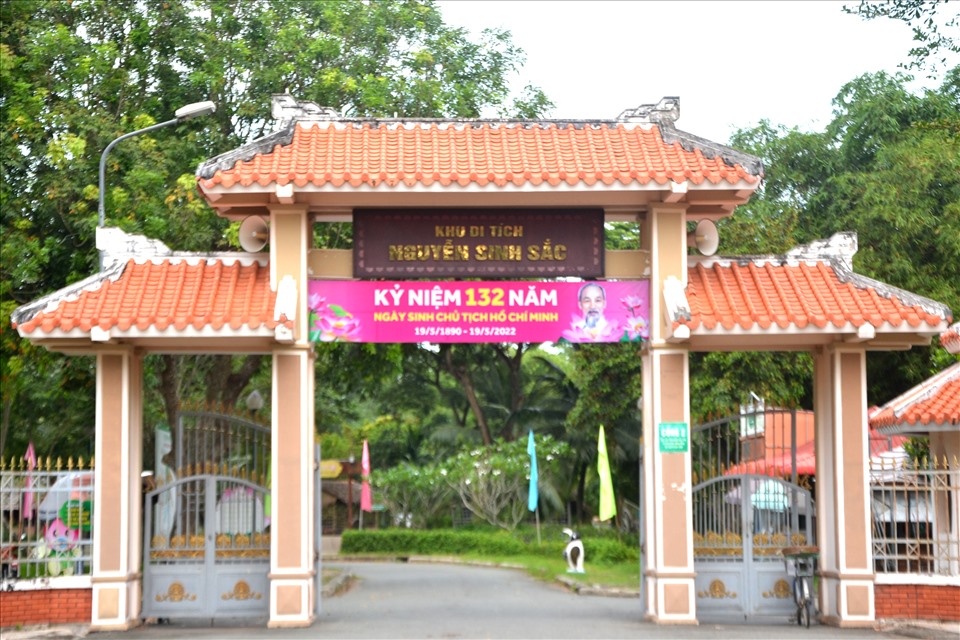 Sắc sen hồng, hình ảnh đóa sen trên nền lá xanh nổi bật trên cổng Di tích Nguyễn Sinh Sắc dẫn vào Nhà trưng bày Chủ tịch Hồ Chí Minh với Cách mạng Việt Nam. Ảnh: LT