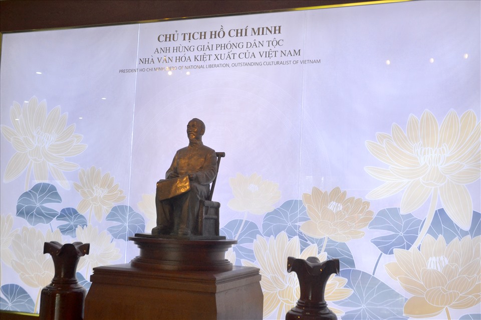 Sen lẫn vào nền làm nổi bật bức tượng Chủ tịch Hồ Chí Minh- Anh hùng giải phóng dân tộc, nhà văn hóa kiệt xuất của Việt Nam. Ảnh: LT