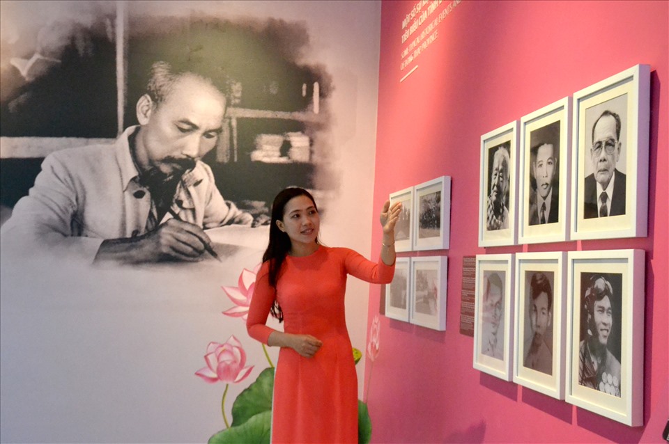 Màu sen hồng làm nền cho các hình ảnh các thế hệ cán bộ cách mạng tỉnh Đồng Tháp học tập và làm theo tư tưởng đạo đức phong cách Hồ Chí Minh. Ảnh: LT