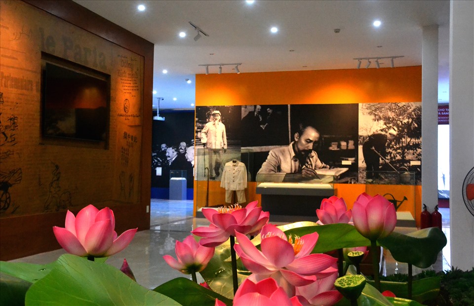 Hình ảnh Chủ tịch Hồ Chí Minh thêm thiêng liêng trên nền sen hồng được bày trí một cách nghệ thuật. Ảnh: LT