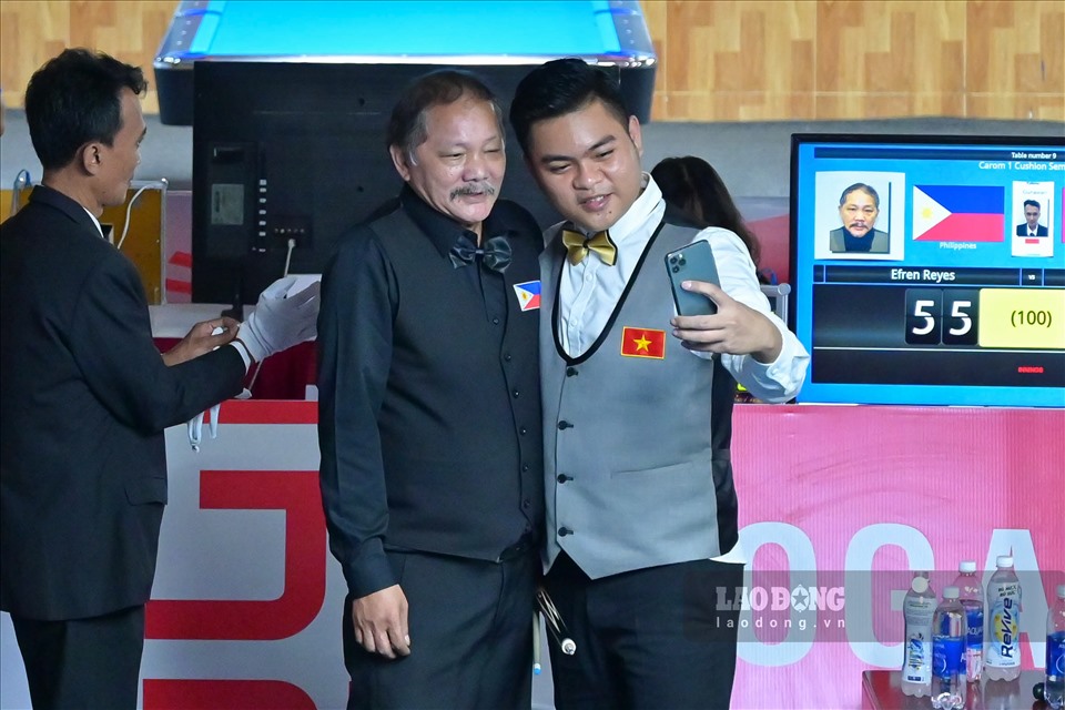 Sau trận đấu cơ thủ Thanh Tự và trọng tài đều xin chụp hình cùng ông.