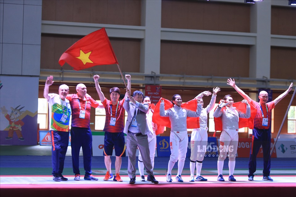 Thầy và trò đội đấu kiếm Việt Nam ăn mừng với tấm HCV thứ 5 của đội tại SEA Games 31.
