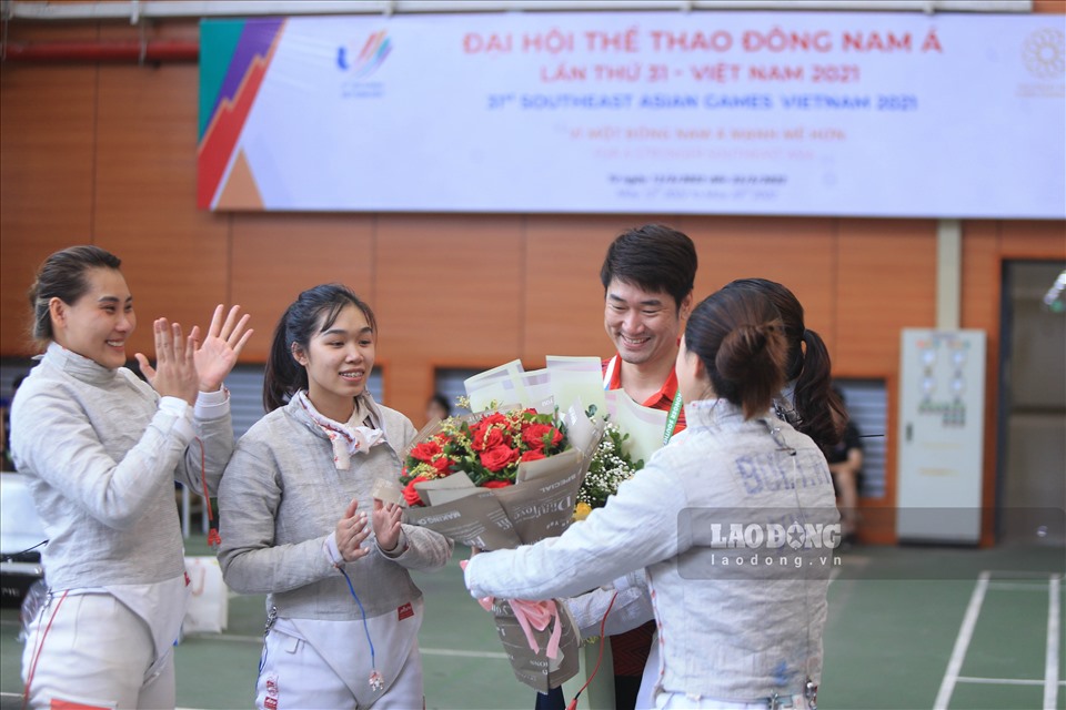 Các cô gái vàng của đấu kiếm chia niềm vui với huấn luyện Nguyễn Lê Bá Quang khi trước 1 ngày là sinh nhật của vị huấn luyện viên này.