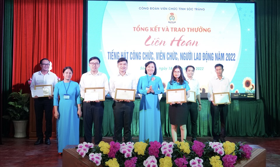 Đồng chí Trịnh Thị Bảo Khuyên - Phó Chủ tịch LĐLĐ tỉnh Sóc Trăng, Chủ tịch Công đoàn Viên chức tỉnh trao thưởng cho các thí sinh xuất sắc.