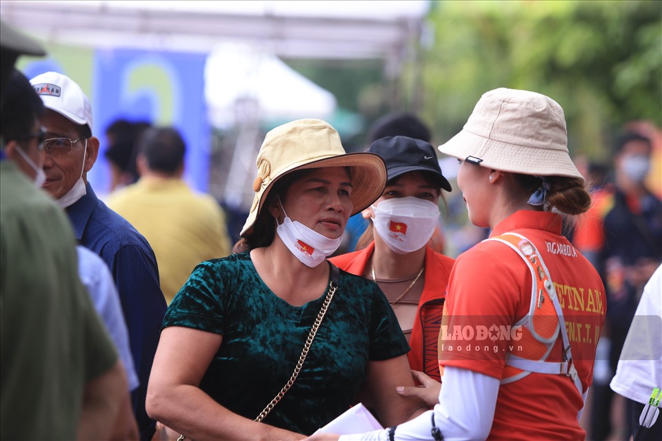 Người thân của Thanh Nhi ra động viên sau khi cung thủ này không thể giành tấm huy chương vàng như kỳ vọng.