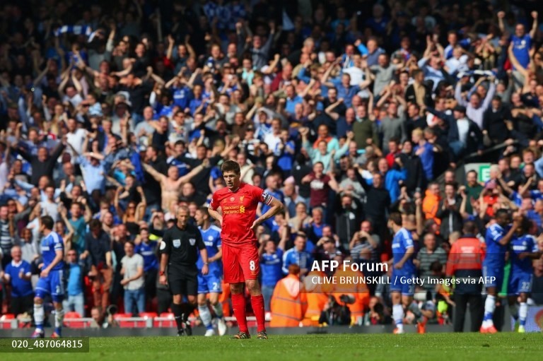 Cú trượt chân của Gerrard gián tiếp làm Liverpool mất chức vô địch Premier League. Ảnh: AFP