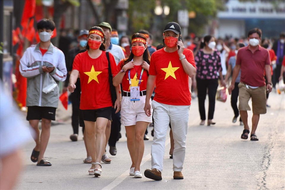 Tối 18.5, tuyển nữ Việt Nam trận đấu gặp tuyển nữ Myanmar tại bán kết SEA Games 31. Thời điểm 2 tiếng trước giờ bóng lăn, hàng nghìn người hâm mộ đã đổ về sân Cẩm Phả để đồng hành cùng thầy trò huấn luyện viên Mai Đức Chung.
