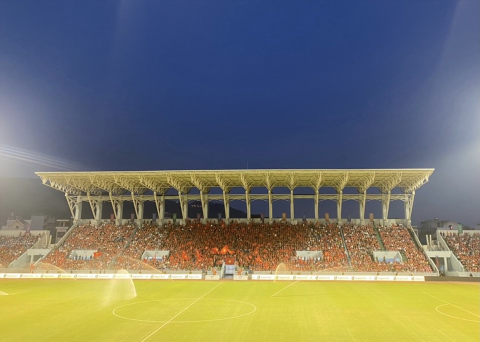 Sát giờ bóng lăn, các khán đài sân vận động Cẩm Phả được “nhuộm đỏ“.