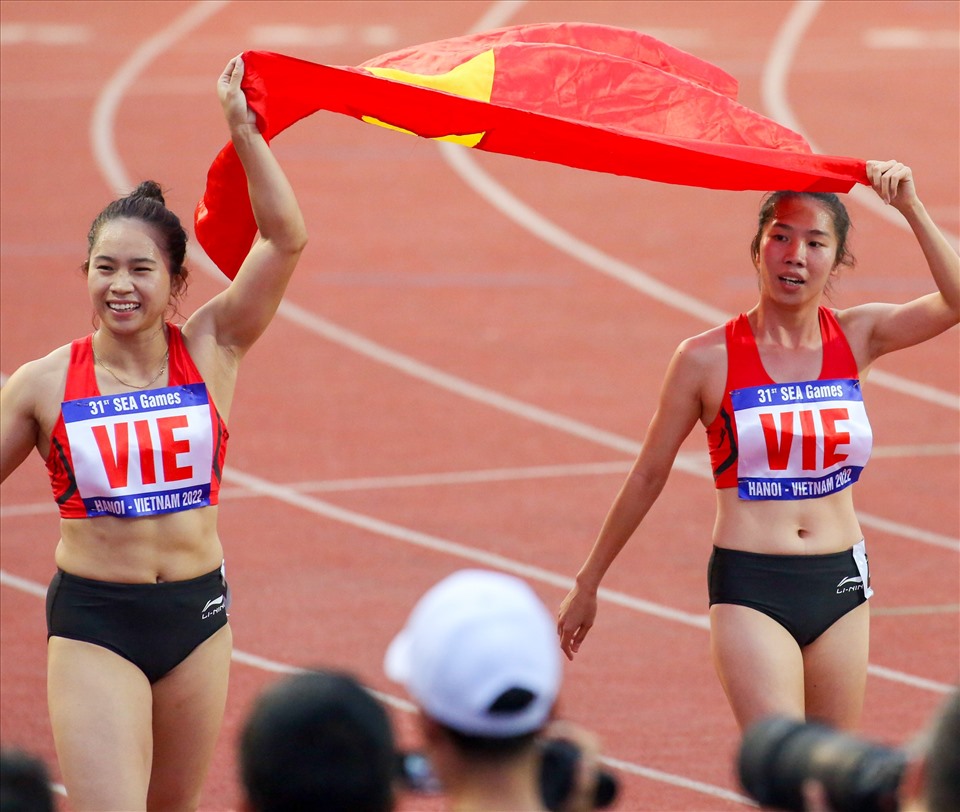 4 cô gái đã bảo vệ thành công tấm HC vàng giành được ở SEA Games 30 tại Philippines năm 2019.