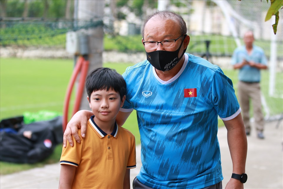 Ông Park từng nhiều lần cho khán giả vào sân xem U23 Việt Nam tập luyện. Ảnh: M.Đ
