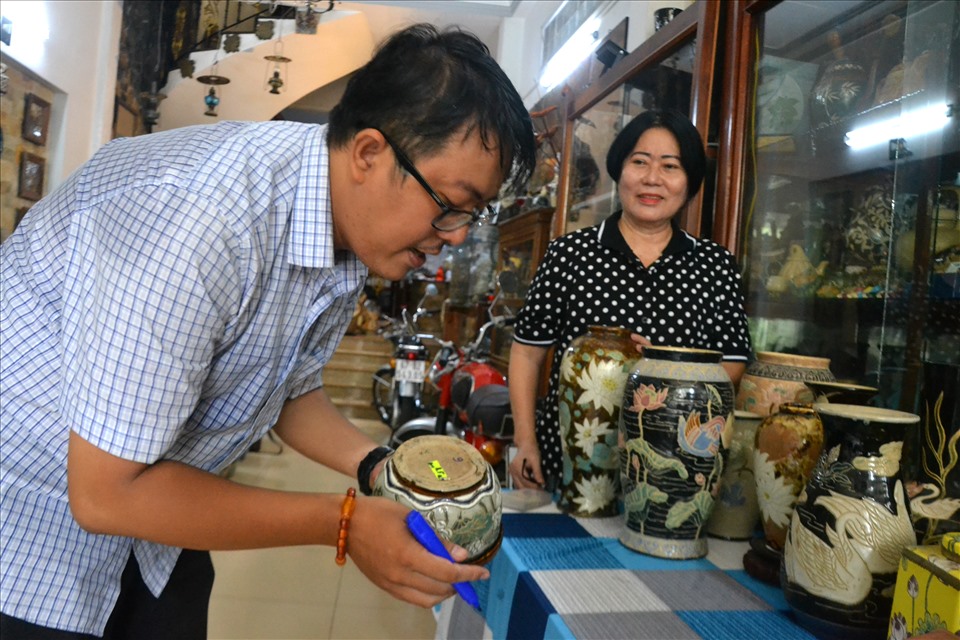 Phó Chủ tịch Hội Khoa học Lịch sử tỉnh Đồng Tháp Nguyễn Thanh Thuận ghi nhận từng hiện vật gốm. Ảnh: LT