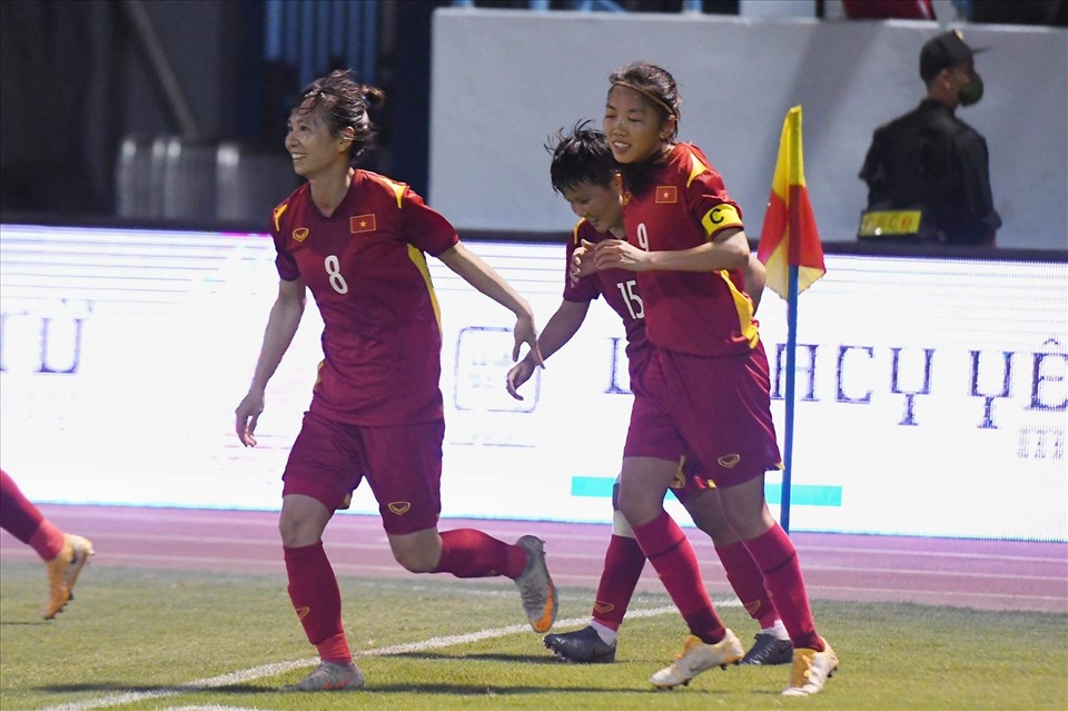 Niềm vui của các cầu thủ tuyển nữ Việt Nam sau bàn thắng đầu tiên.