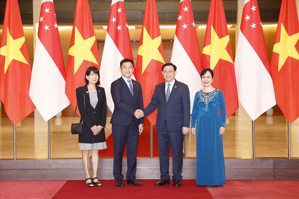 Chủ tịch Quốc hội Vương Đình Huệ và Phu nhân cùng Chủ tịch Quốc hội Singapore Tan Chuan-Jin và Phu nhân. Ảnh: Doãn Tấn