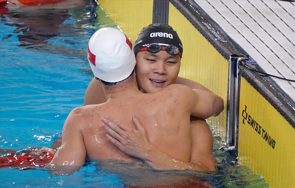Kình ngư Singapore ôm chồm lấy Trần Hưng Nguyên, để chia vui cùng người đồng nghiệp. Kình ngư Việt Nam đã thể hiện phong độ xuất sắc tại SEA Games 31 khi có 2 huy chương vàng cá nhân và 1 huy chương vàng đồng đội.