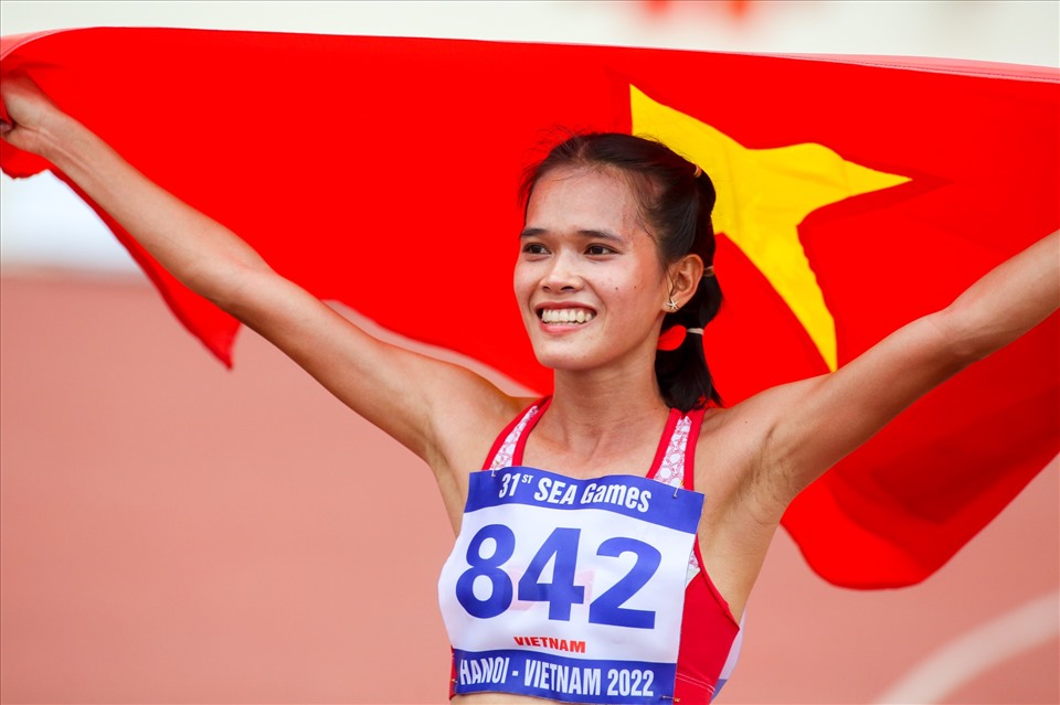 Thành tích 35 phút 56 giây 38 của Hồng Lệ hôm nay chưa vượt qua kỷ lục quốc gia của chính cô, nhưng là thành tích rất đáng khích lệ và giúp cô gái nặng 42 kg giành huy chương vàng đầu tiên trong sự nghiệp ở nội dung này.