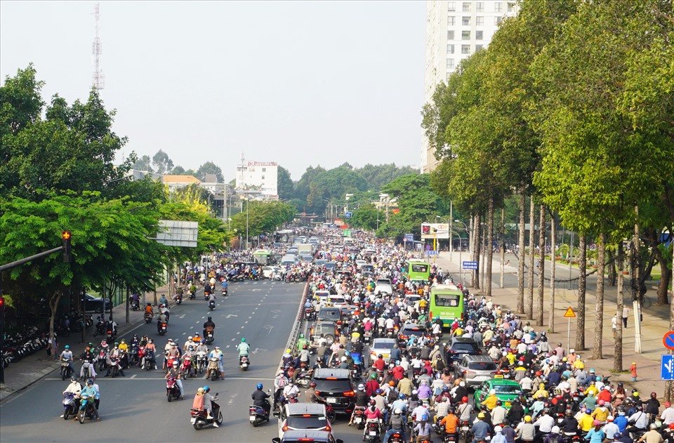 Dù đường Hoàng Minh Giám qua công viên gia định được mở rộng nhưng người dân vẫn khổ sở với kẹt xe trên tuyến đường này giờ cao điểm.