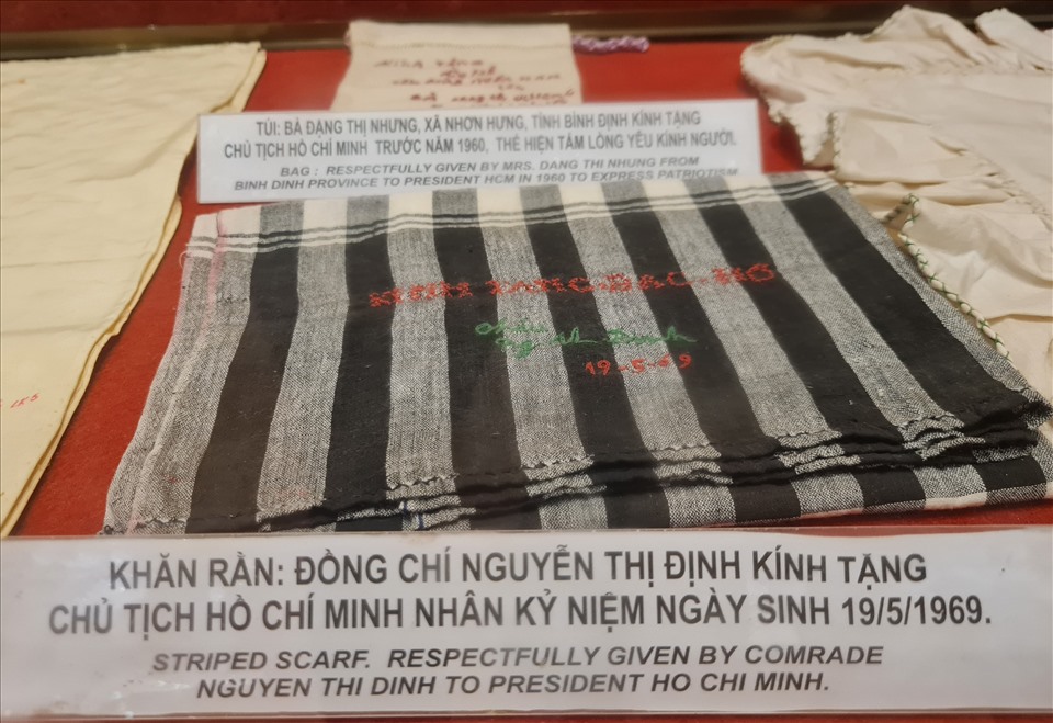 Chiếc khăn rằn của bà Nguyễn Thị Định dâng tặng Bác đang được lưu trữ tại Đền thờ.