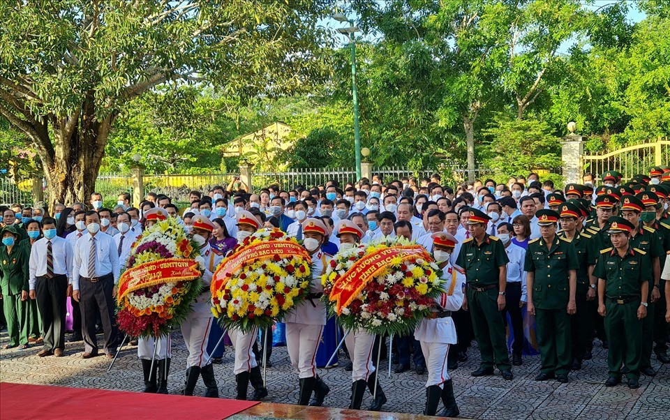 Sáng ngày 19.5.2022, Tỉnh ủy, HĐND, UBND, UBMTTQ Việt Nam cùng đông đảo cán bộ, nhân dân tỉnh Bạc Liêu long trọng tổ chức lễ Kỷ niệm 132 năm Ngày sinh Chủ tịch Hồ Chí Minh tại Đền thờ Bác.