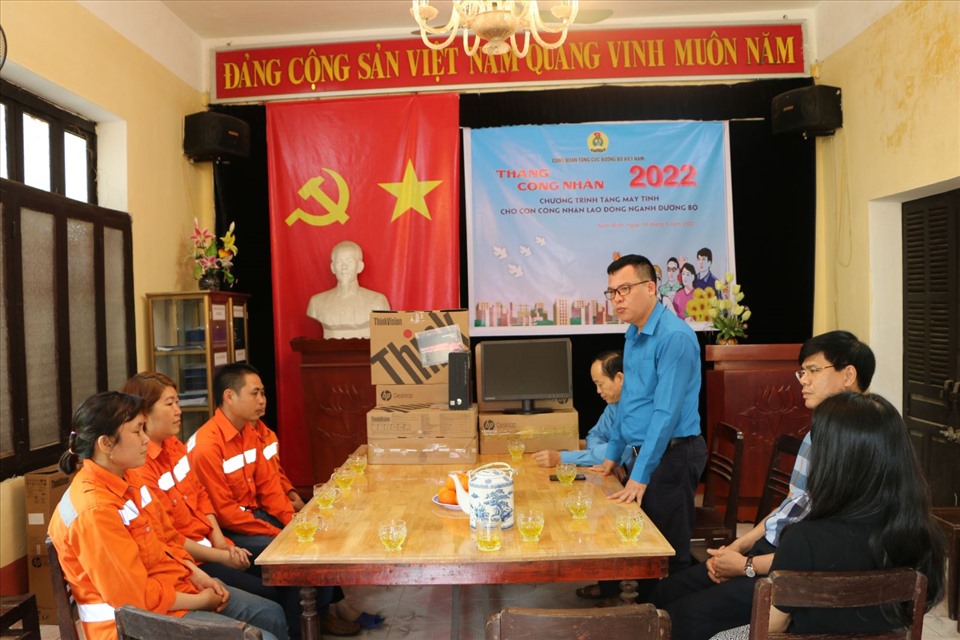 Chủ tịch Công đoàn Tổng cục ĐBVN chia sẻ cùng công nhân lao động.