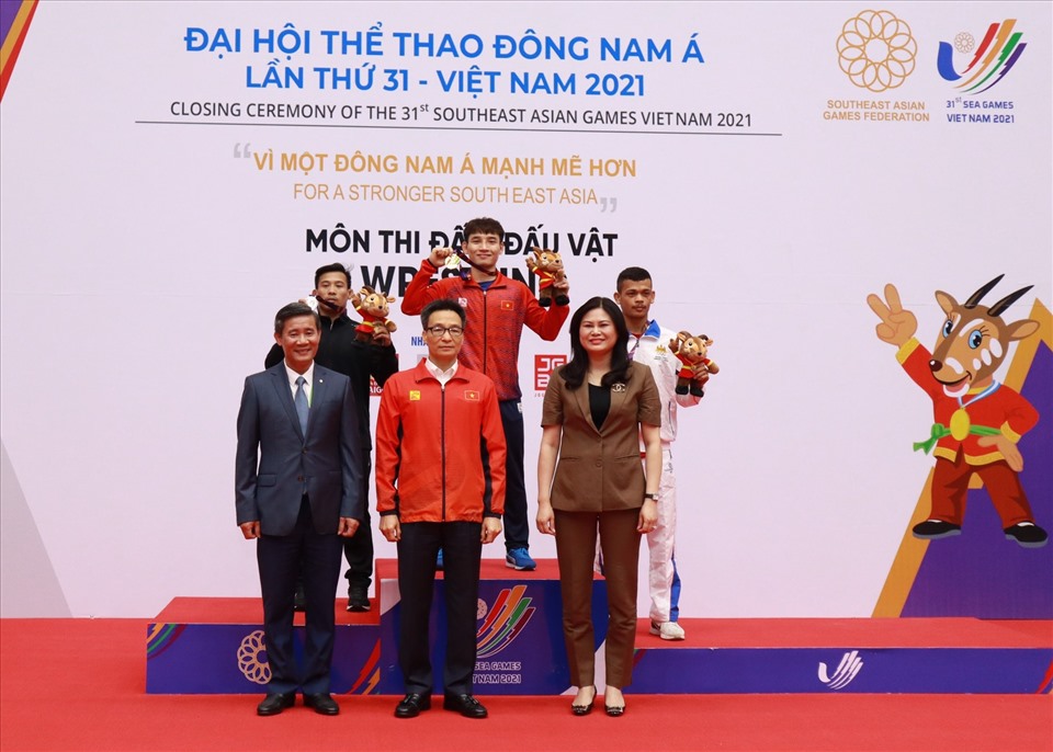Phó Thủ tướng Vũ Đức Đam trao huy chương cho Phùng Khắc Huy hạng 57kg. Ảnh: Bùi Lượng
