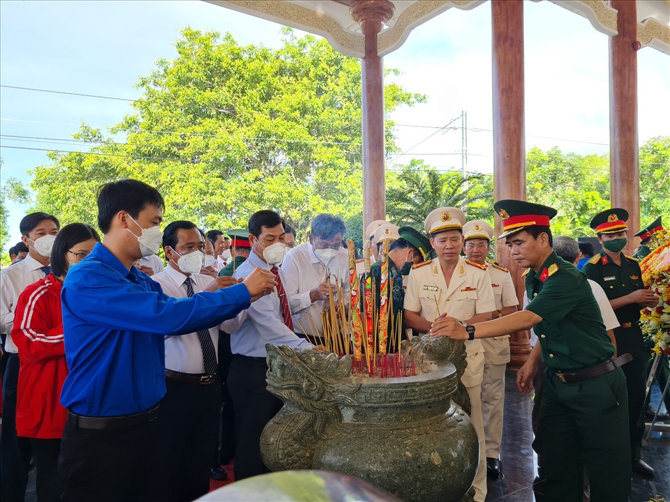 Nhiều cán bộ và nhân dân trong vùng cũng đến thắp hương tại Đền thờ Bác Hồ trong ngày 19.5.