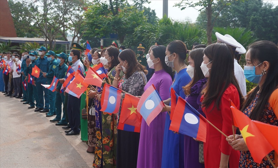 Ghi nhớ công lao của các anh hùng liệt sĩ, tại lễ giao nhận ở cửa khẩu, đông đảo người dân 2 nước Việt Nam - Lào đã có mặt để tiễn đưa.