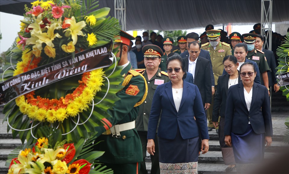 Đoàn công tác của tỉnh Savannakhet (Lào) dâng hoa, dâng hương đến các 12 hài cốt liệt sĩ.